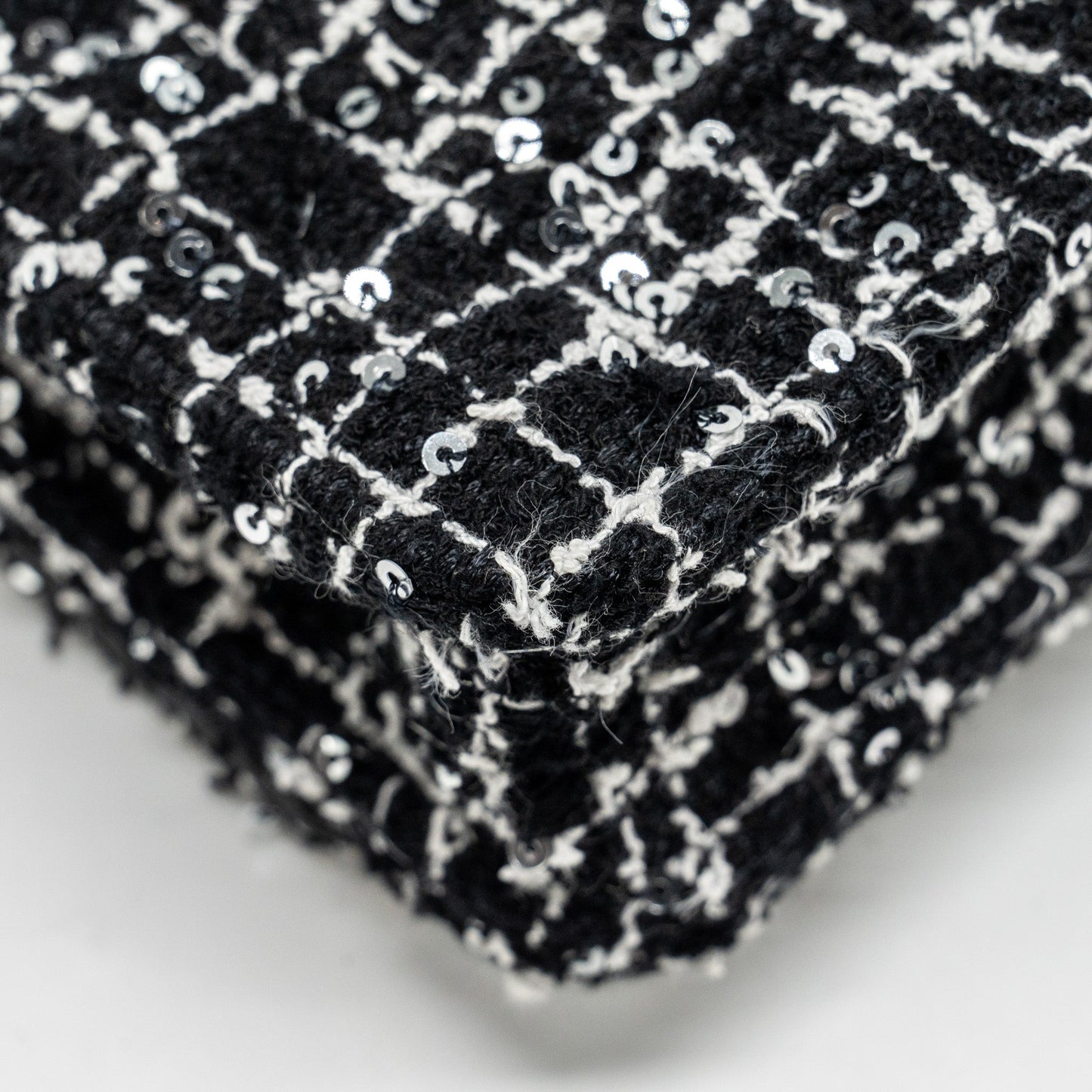 Chanel 24p Detail Chains Wallet On Chain Tweed/Sequins Black/White L (Microchip)