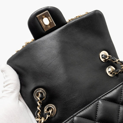 Chanel Pearl Detailed Edge Mini Flap Bag Lambskin Black L (Microchip)