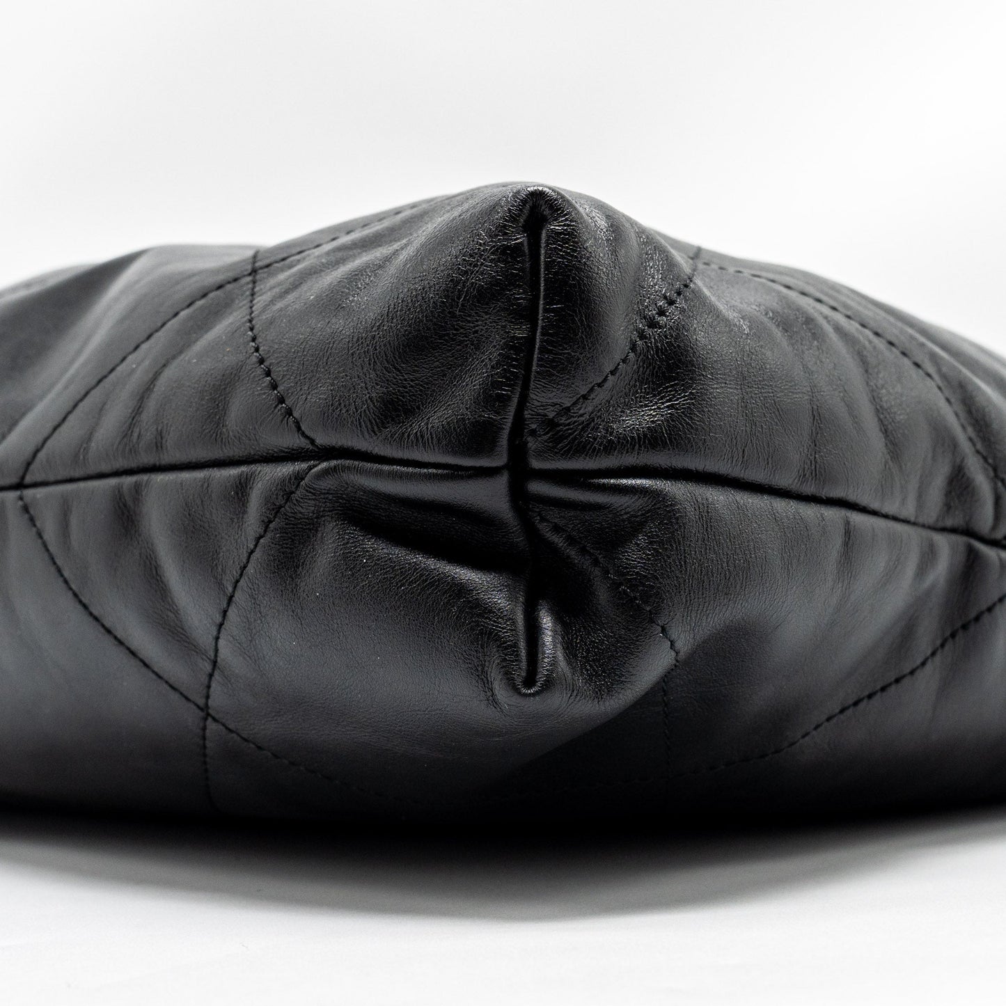 Chanel medium 22 bag Calfskin Black  (Microchip)