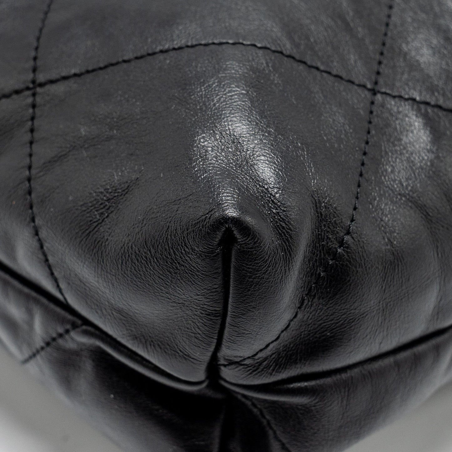 Chanel medium 22 bag Calfskin Black  (Microchip)