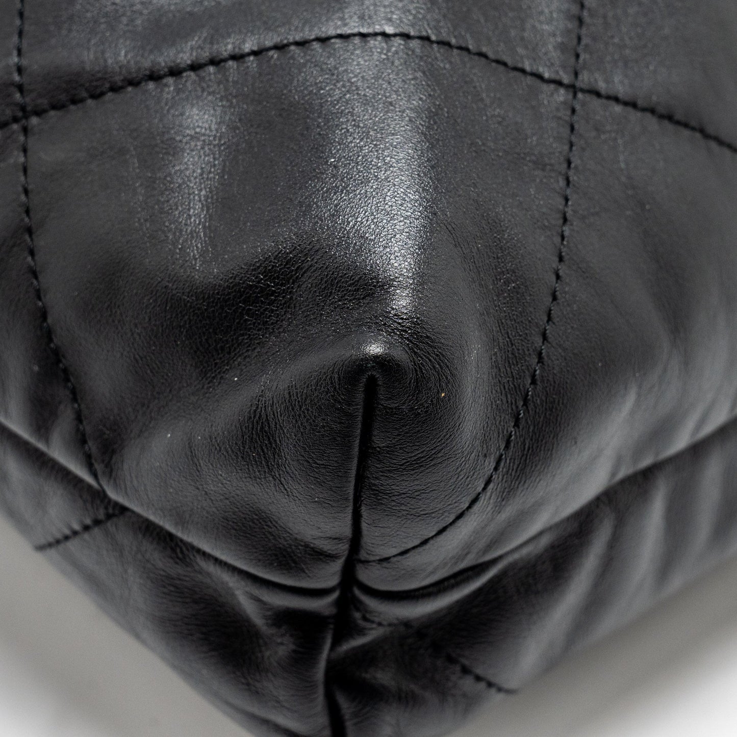 Chanel medium 22 bag Calfskin Black  (Microchip)