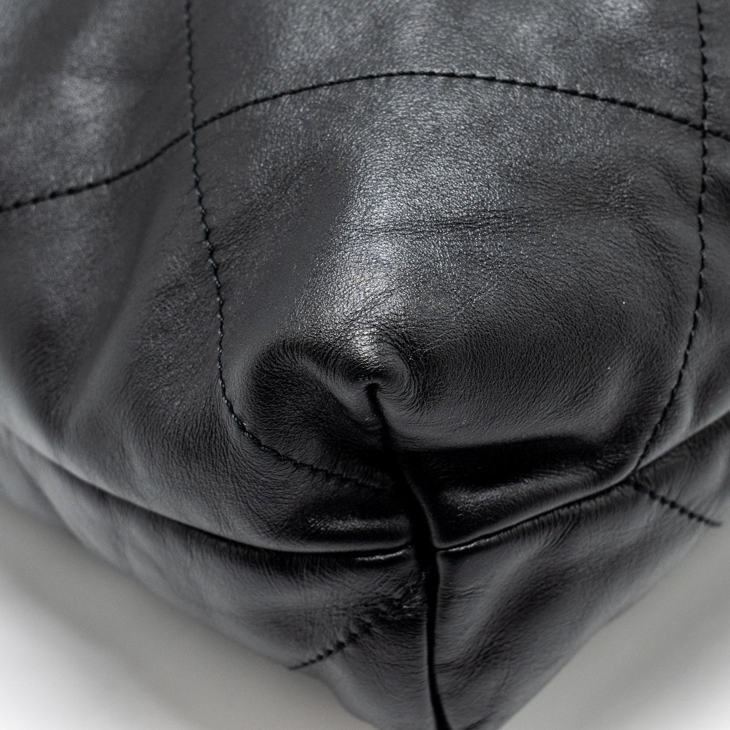 Chanel medium 22 bag Calfskin Black  (Microchip)