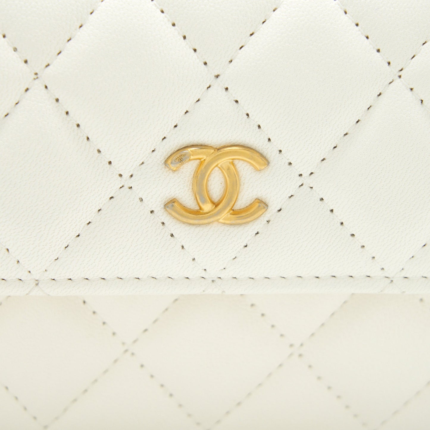 Chanel 21b Pearl crush mini flap bag with chain/belt bag white