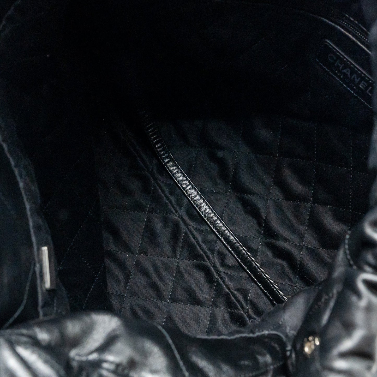 Chanel medium 22 bag Calfskin Black  (Microchip)