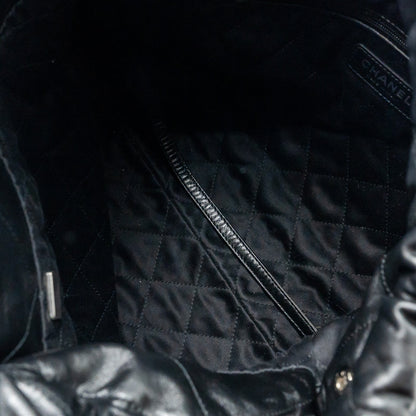 Chanel medium 22 bag Calfskin Black  (Microchip)