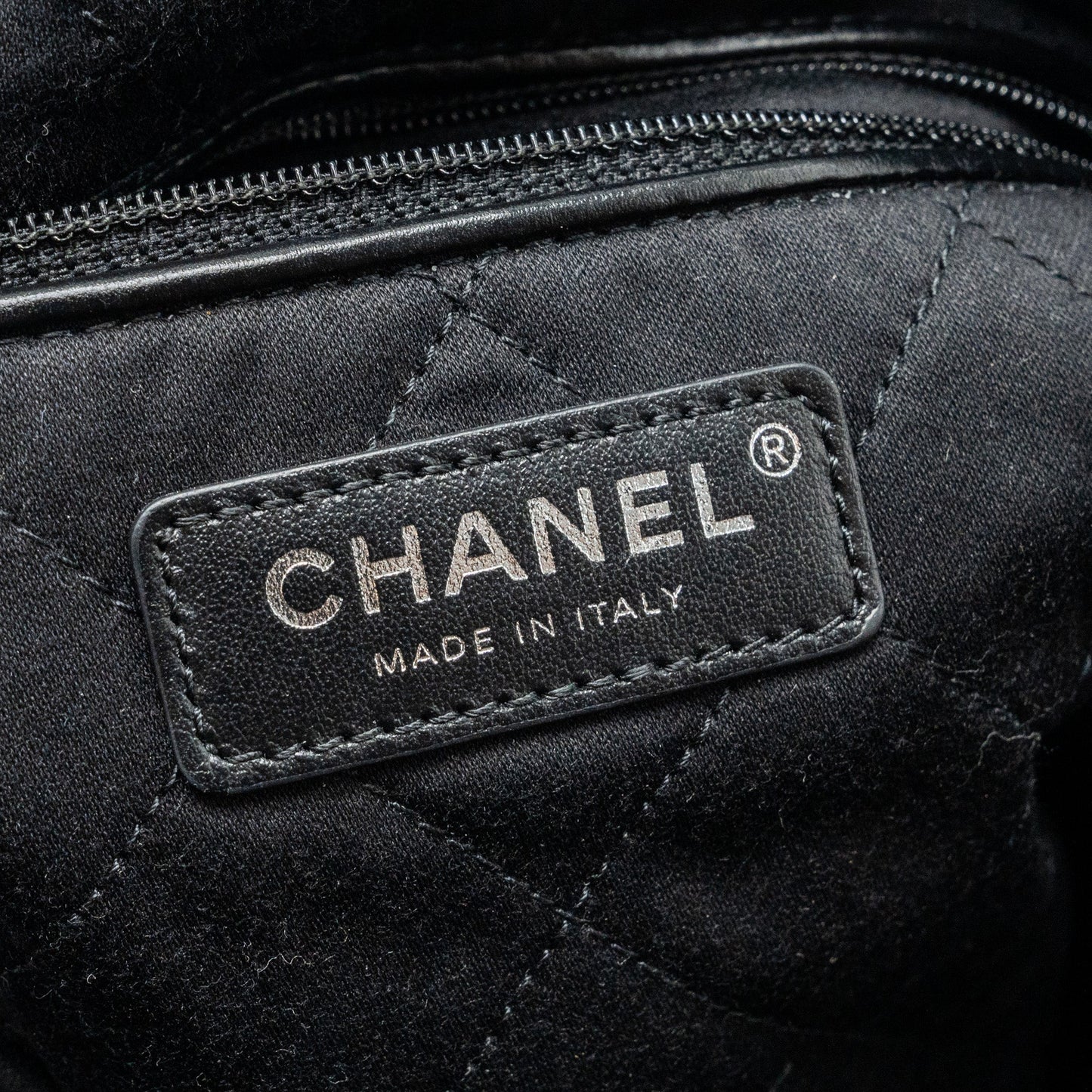 Chanel medium 22 bag Calfskin Black  (Microchip)