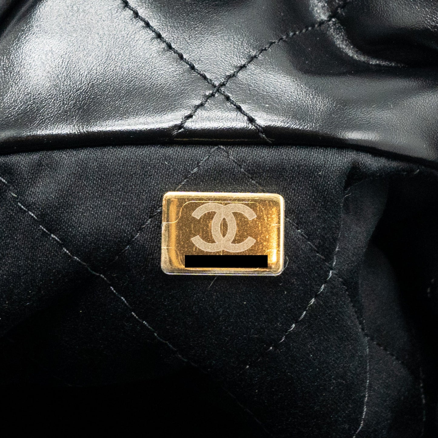 Chanel medium 22 bag shiny calfskin black  (Microchip)