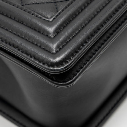 Chanel Medium boy Bag Calfskin Black  (microchip)