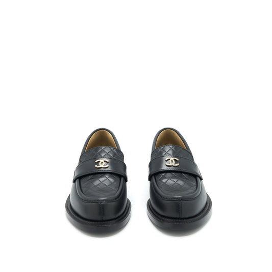 Chanel Size 38 Quilted Loafer Black L