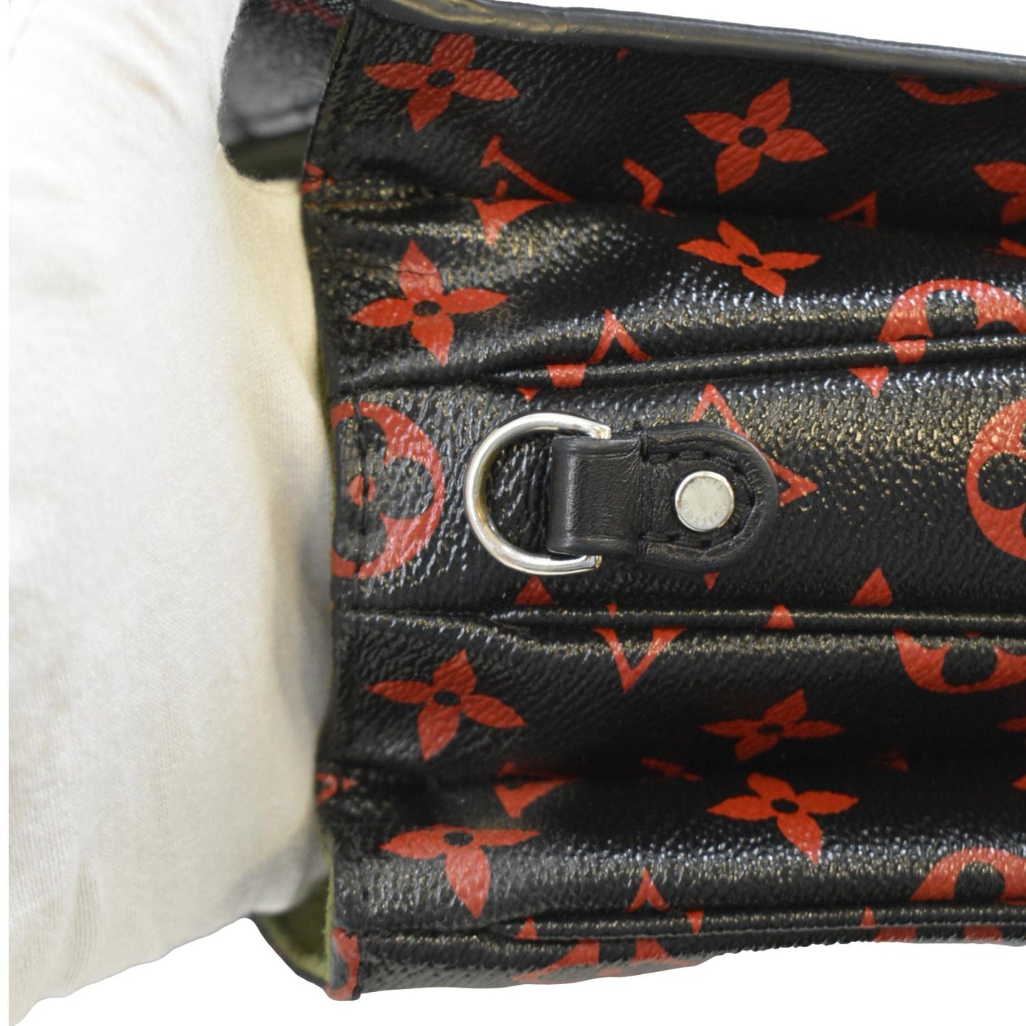 LOUIS VUITTON Metis Pochette Monogram Infrarouge Crossbody Bag Glossy Red