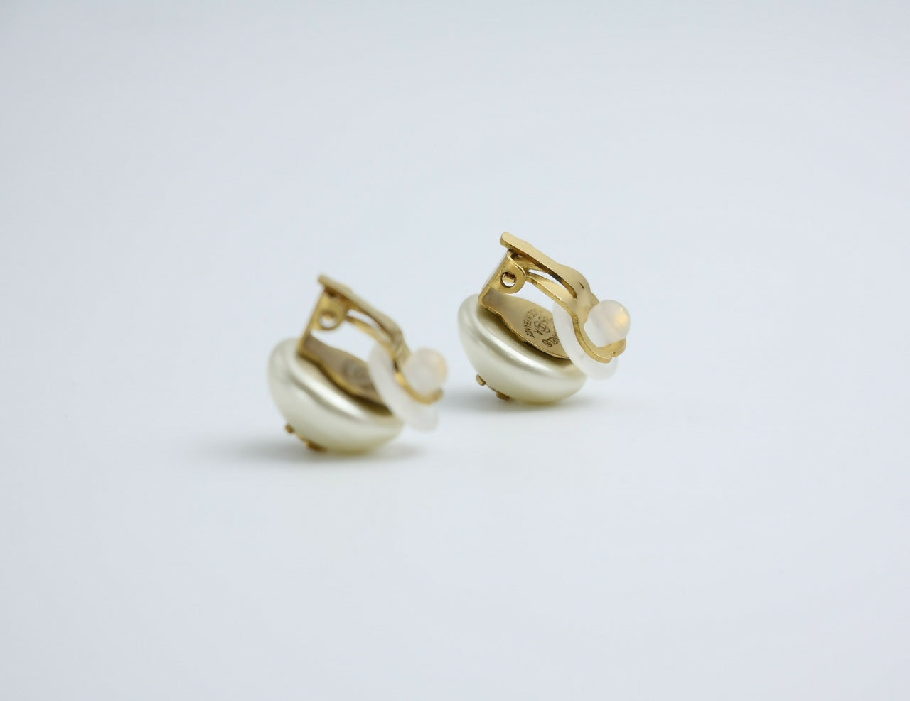 Chanel Vintage 95A Faux Pearl White Round Clip-on Earrings