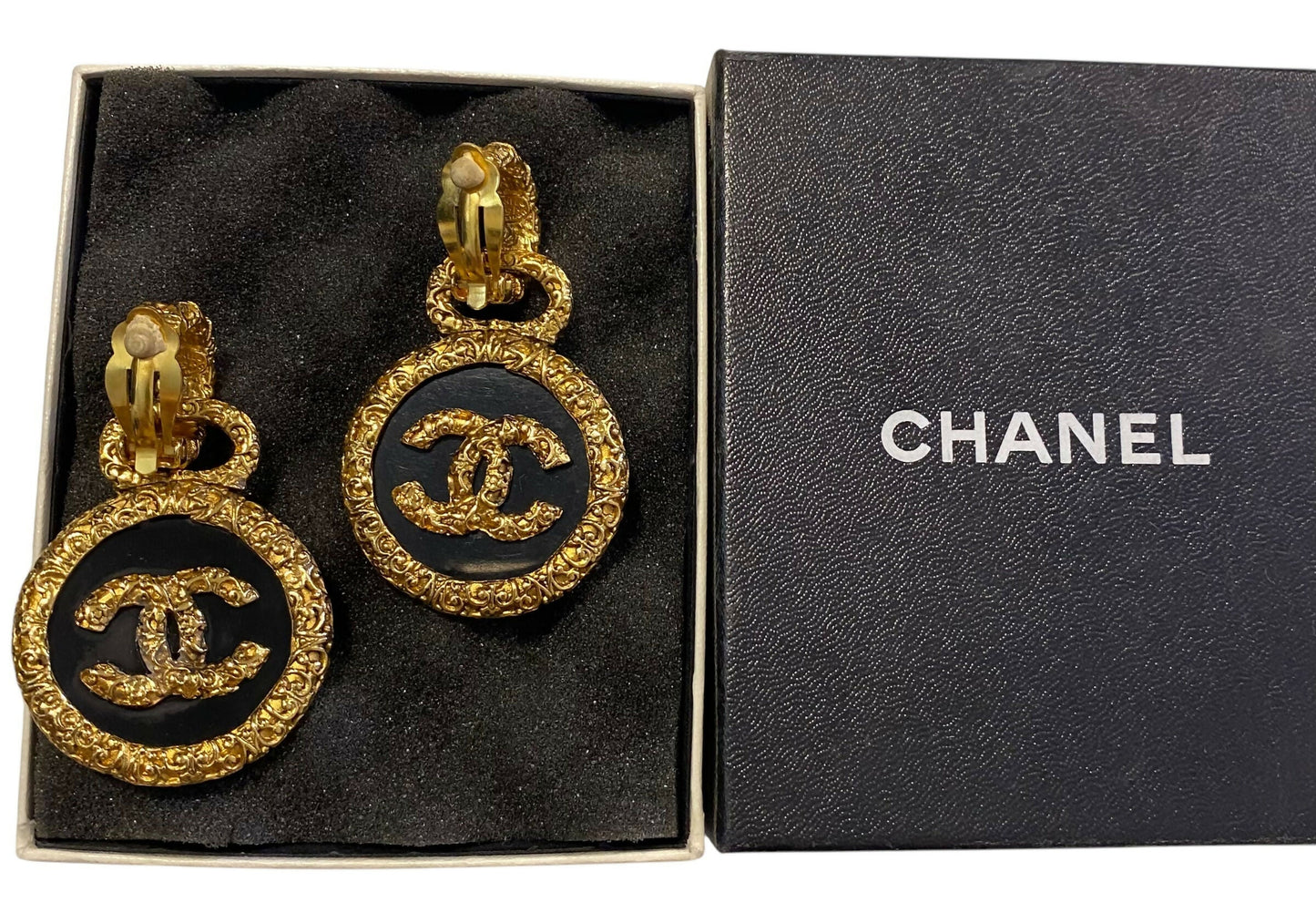 Chanel 93A Large Gold Metal Black Onyx Medallion CC Florentine Bracelet & Earrings SET