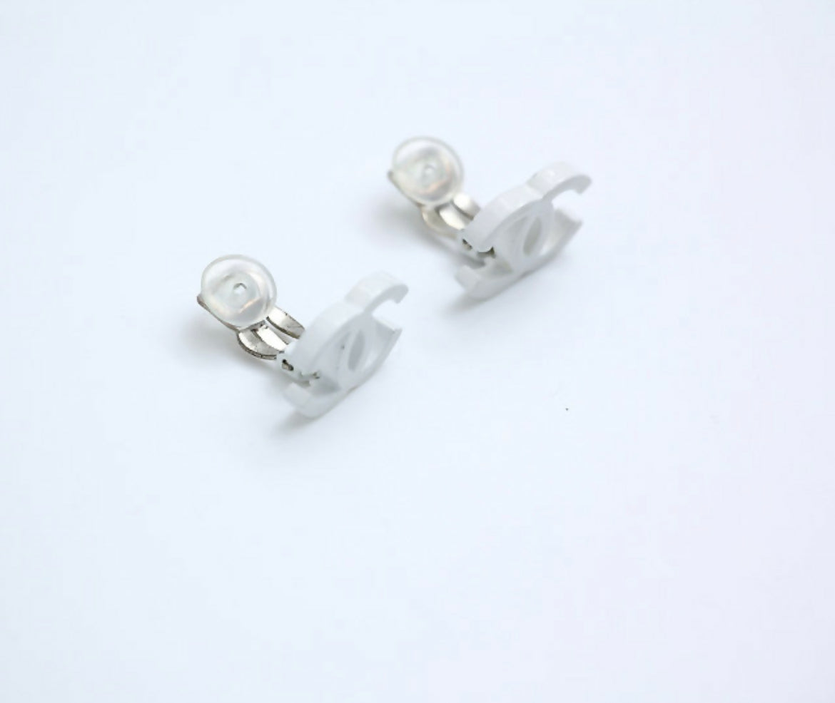 Chanel Vintage 04C Resin All-White Simple Style Clip-on Earrings