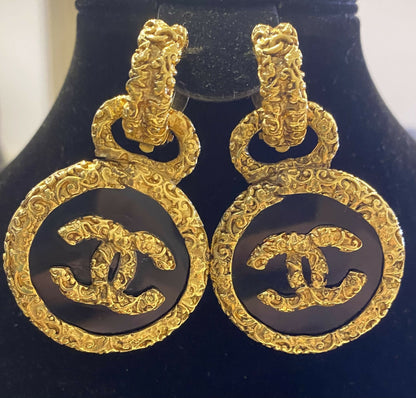Chanel 93A Large Gold Metal Black Onyx Medallion CC Florentine Bracelet & Earrings SET
