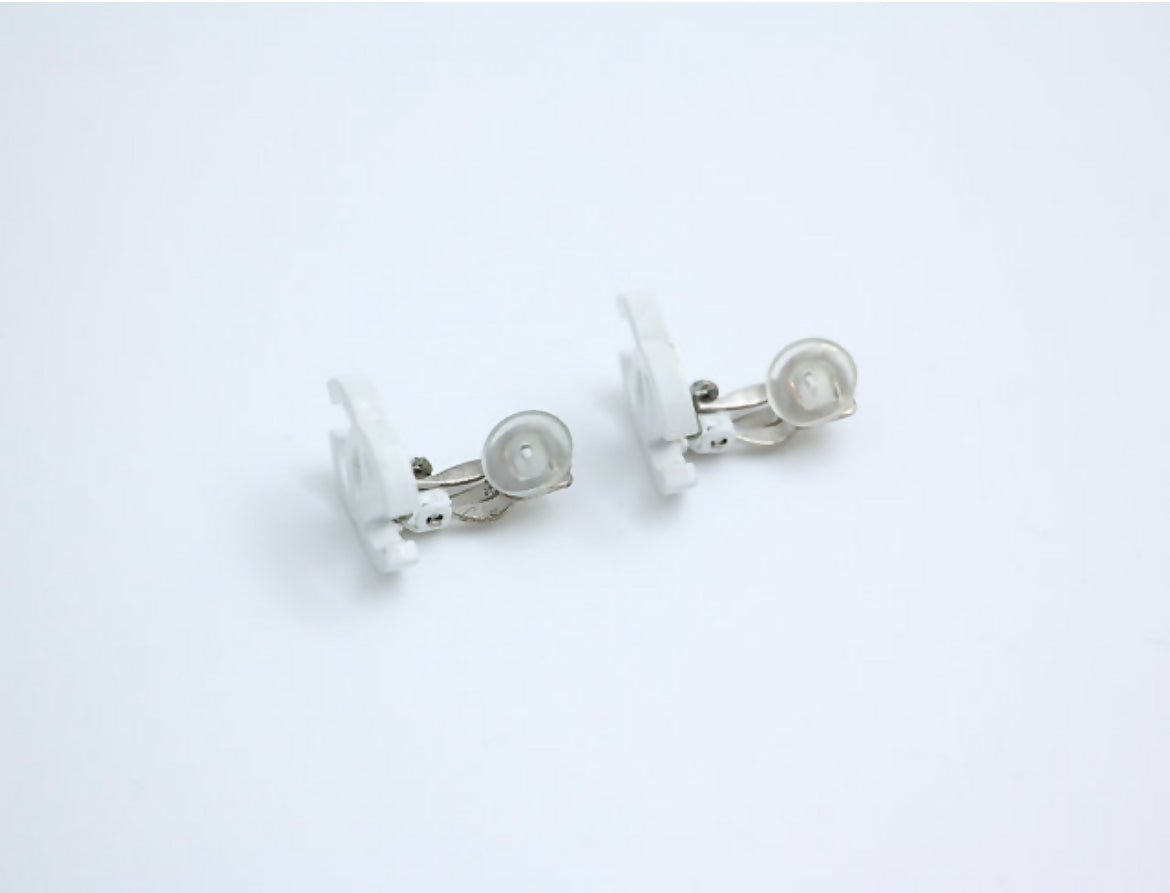 Chanel Vintage 04C Resin All-White Simple Style Clip-on Earrings
