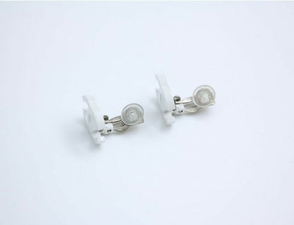 Chanel Vintage 04C Resin All-White Simple Style Clip-on Earrings