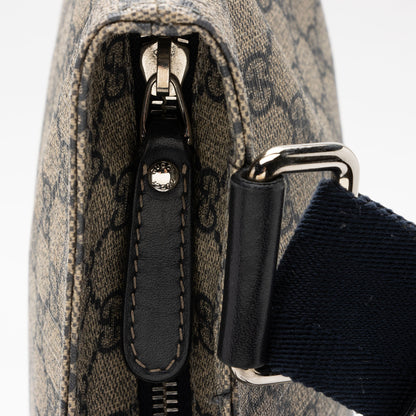 Gucci GG Supreme Classic Flat Medium Messenger Bag (SHF-rHNsr9)