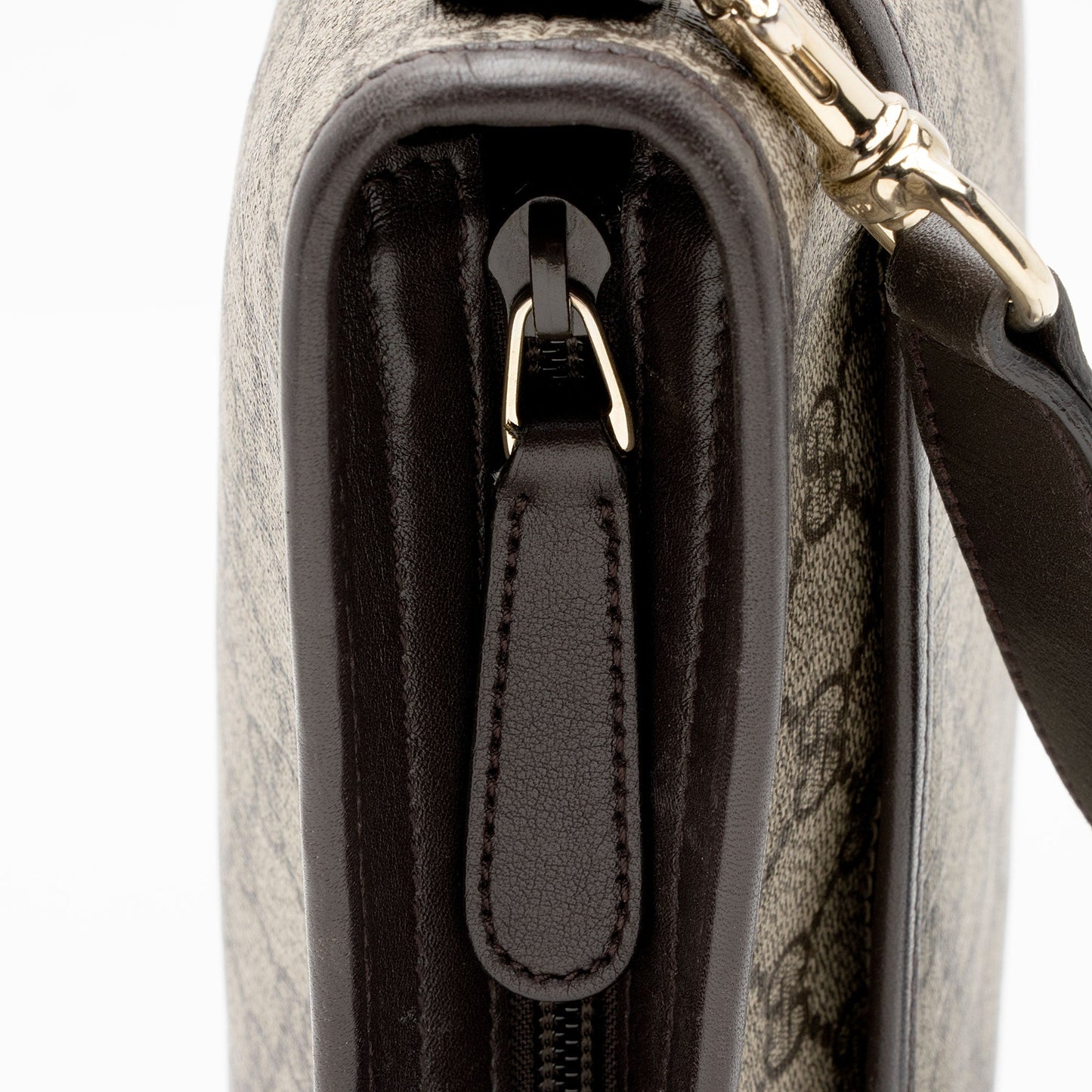 Gucci GG Supreme Classic Flat Medium Messenger Bag (SHF-z1jpvQ)