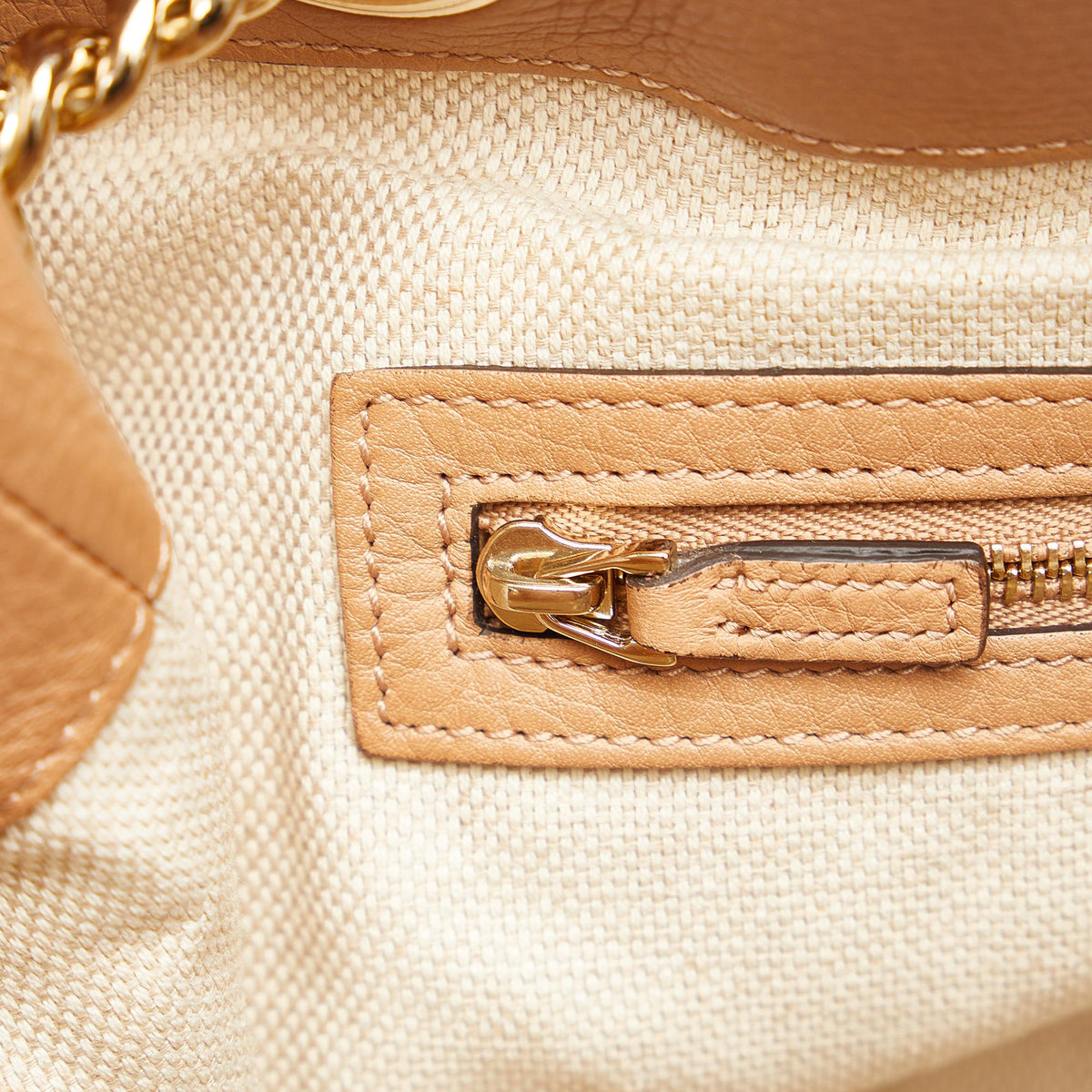 Gucci Medium Canvas Soho Chain Tote (SHG-MTThDG)
