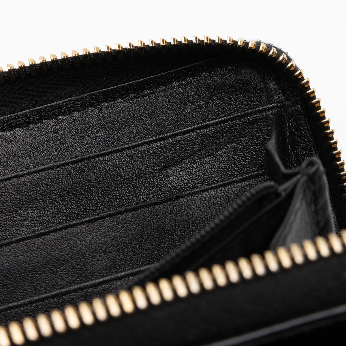 Gucci Patent Leather Soho Zip Around Wallet (SHF-OZVoQd)