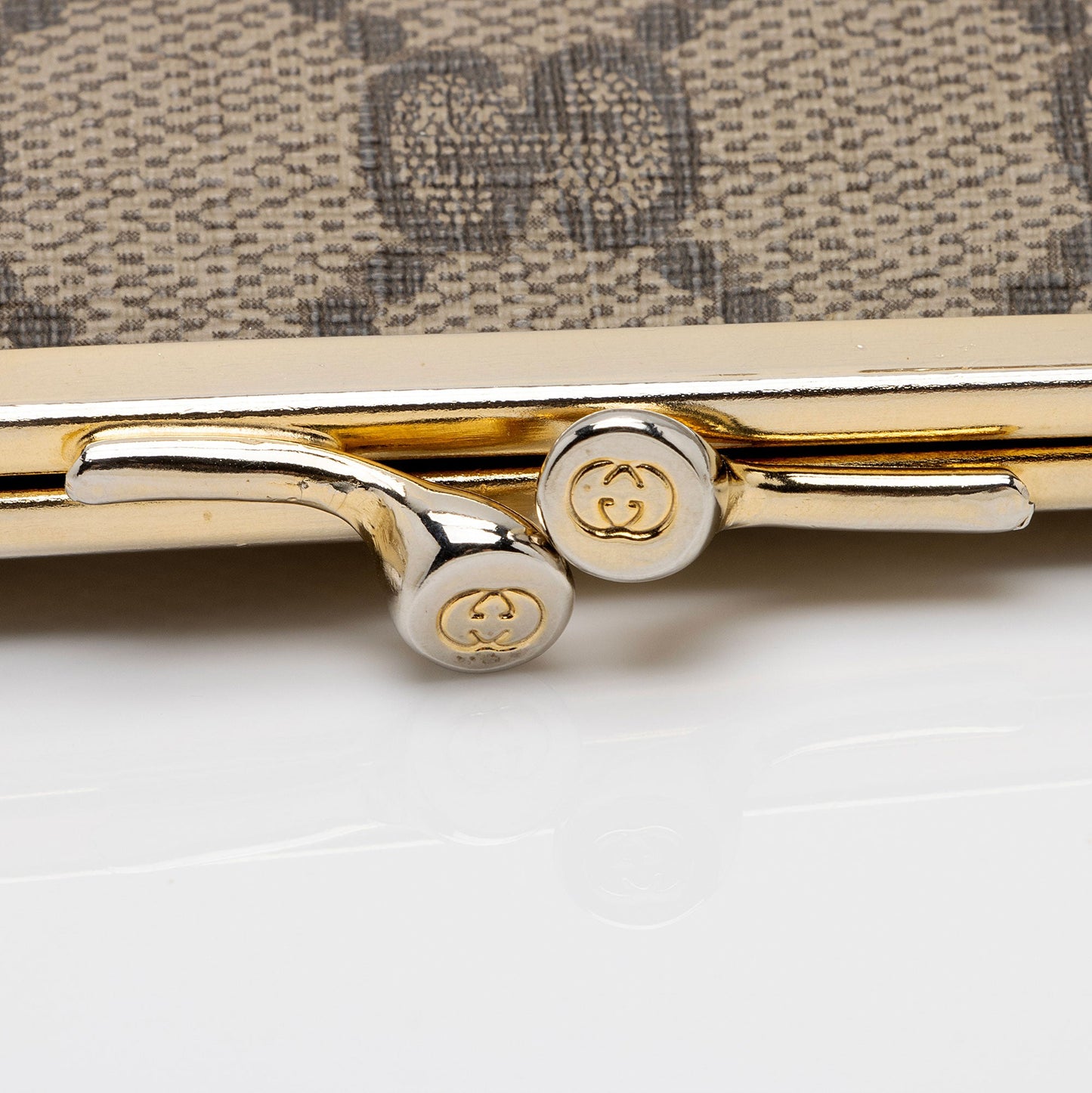 Gucci Vintage GG Supreme Kiss Lock Coin Pouch (SHF-xxZ0al)
