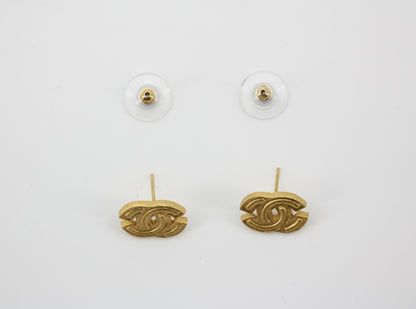 Chanel Vintage 01P Gold-plated Bright Gold CC Clip-on Earrings