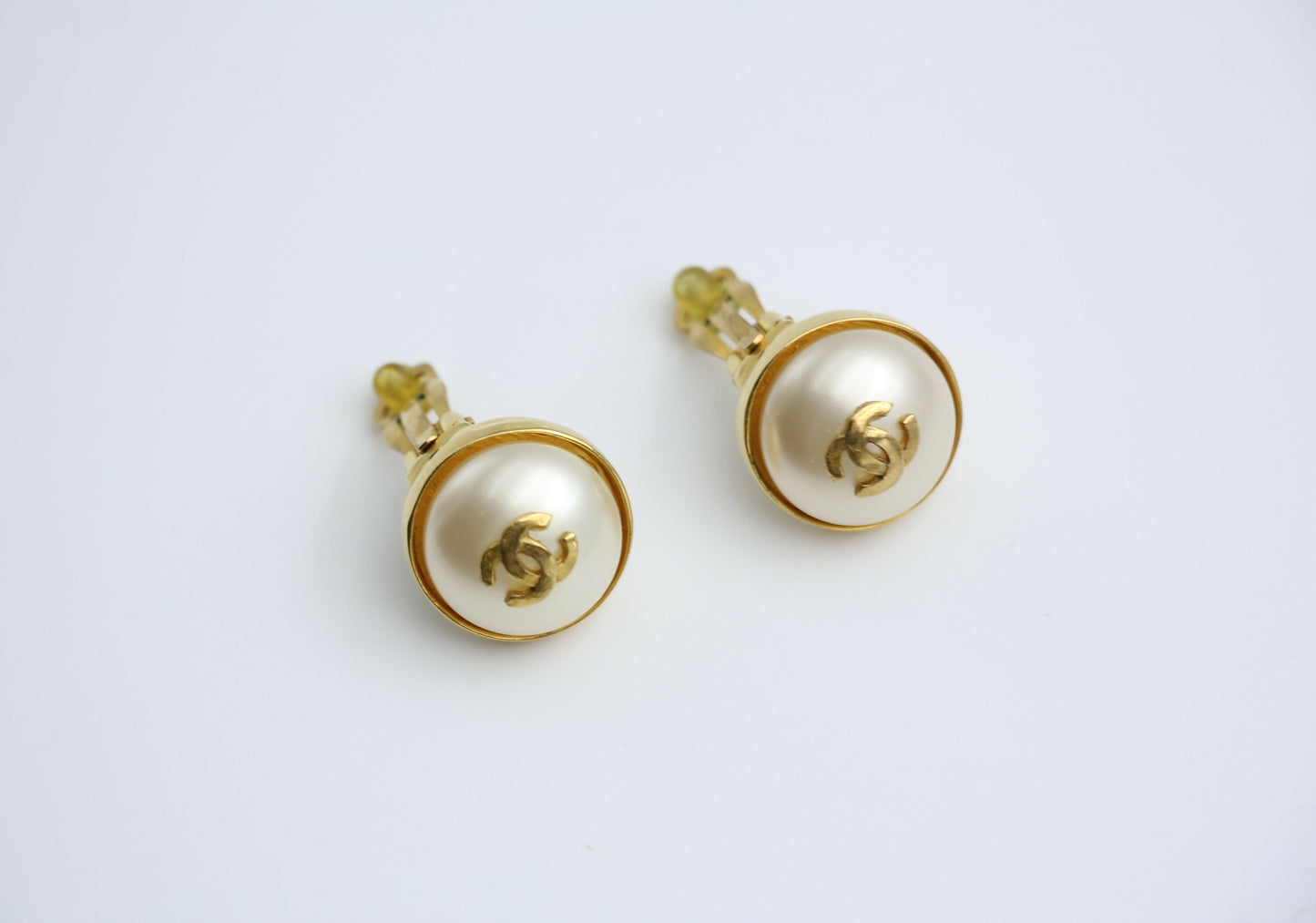 Chanel Vintage 97P Gold-plated & Imitation Pearl Gold Hoop Round Earrings