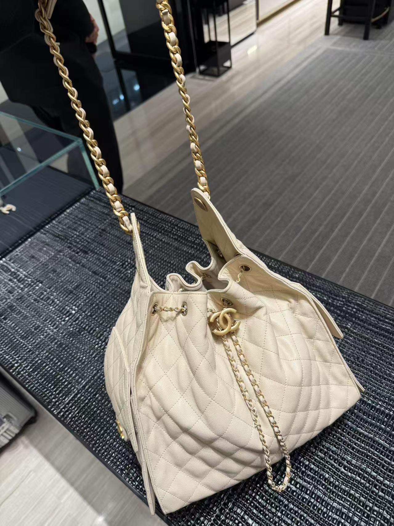 CHANEL Medium 25 Hobo Bag