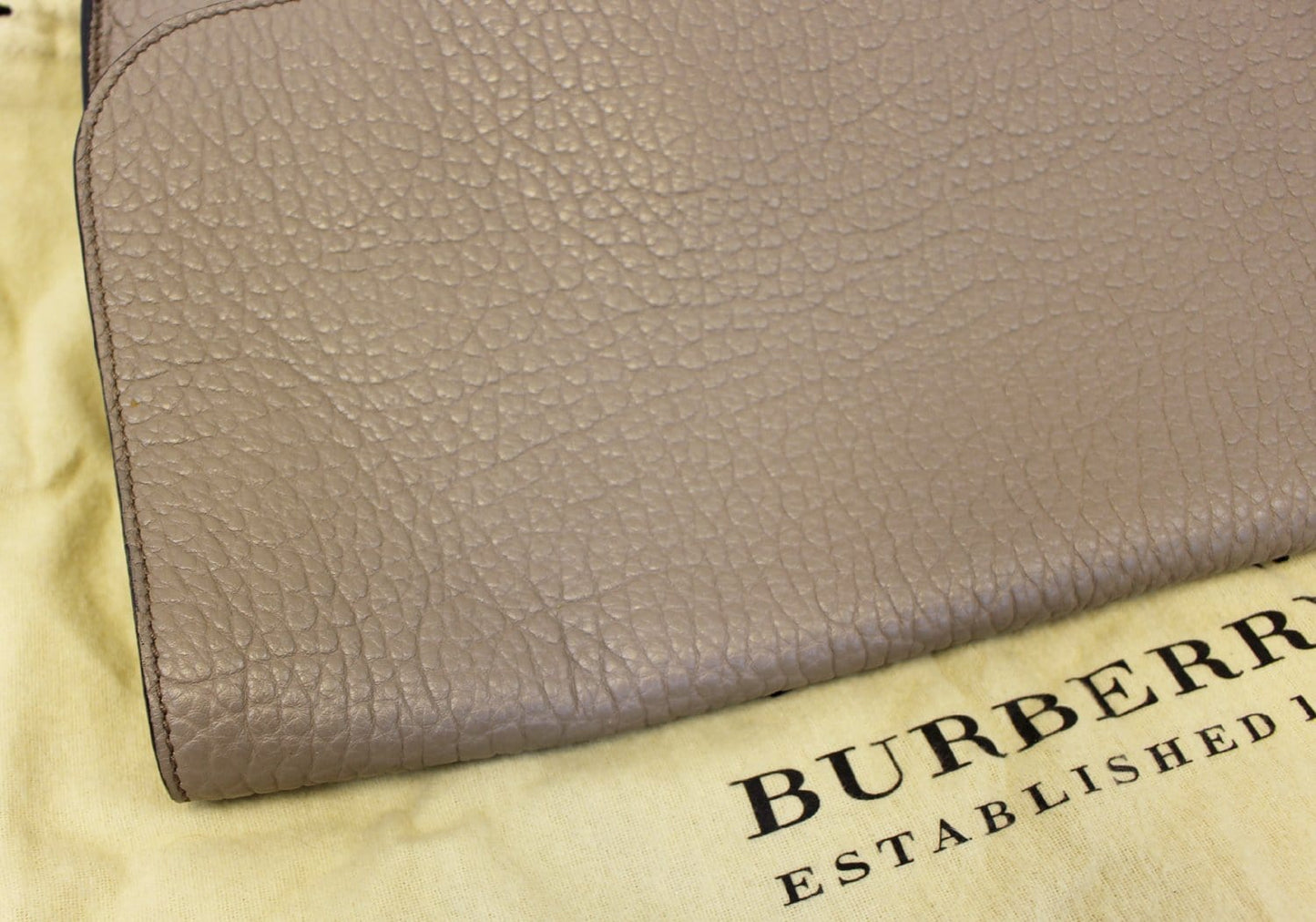 BURBERRY Heritage Sonnet Grain Leather Large Clutch