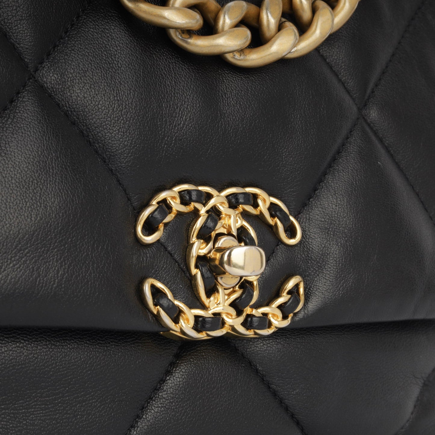 Chanel Chanel 19 - Small