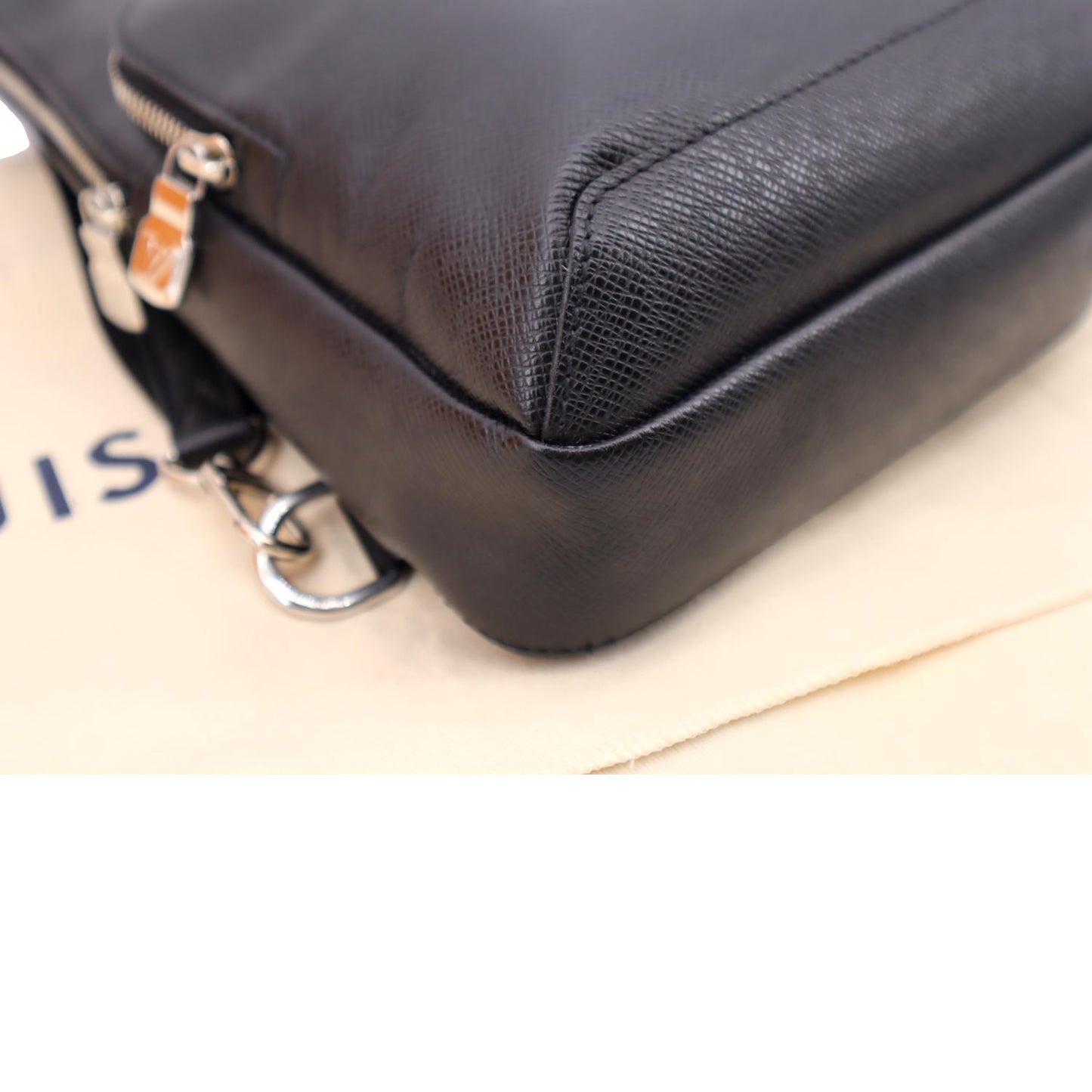 LOUIS VUITTON Avenue Sling Taiga Leather Backpack Bag Black