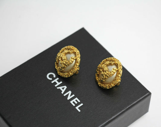 Chanel Vintage 93A White Lava Round Clip-on Earrings
