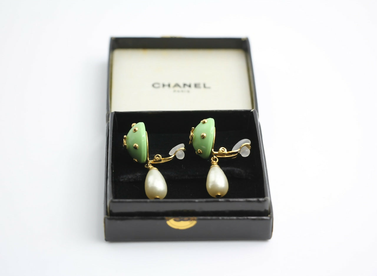 Chanel Vintage 96C Resin Green Dot Imitation Pearl Dangle Clip-on Earrings