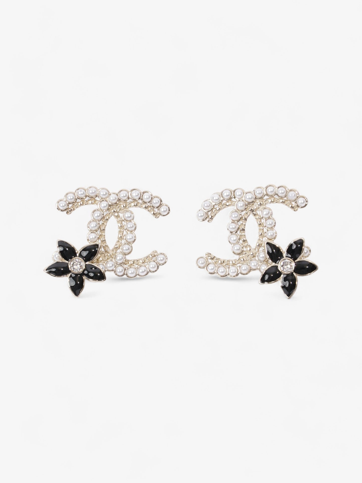 Chanel Flower Pearl CC Earrings Pearl / Black Base Metal