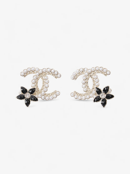 Chanel Flower Pearl CC Earrings Pearl / Black Base Metal