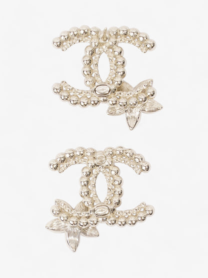 Chanel Flower Pearl CC Earrings Pearl / Black Base Metal