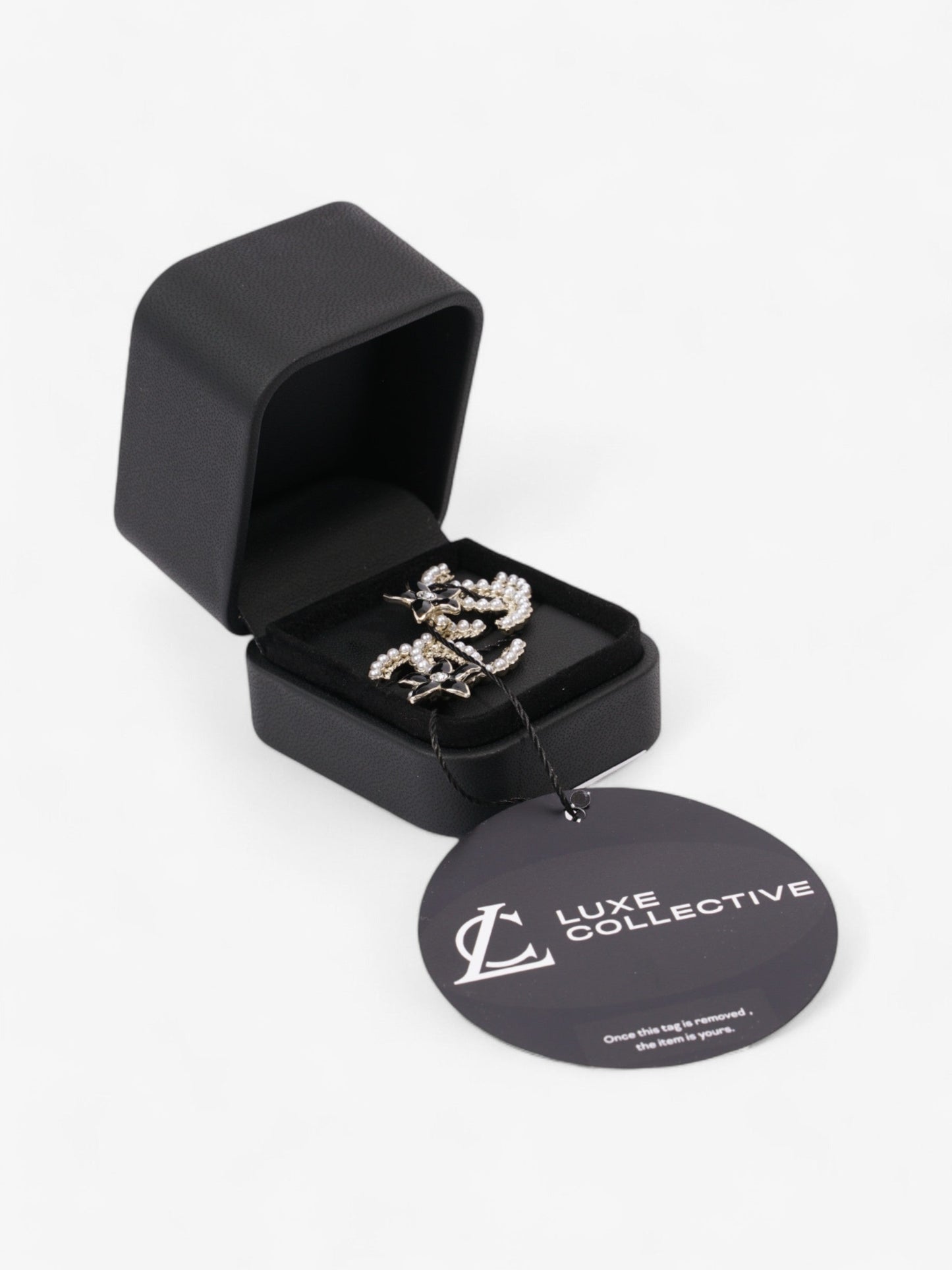 Chanel Flower Pearl CC Earrings Pearl / Black Base Metal