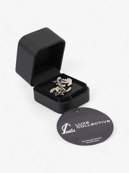 Chanel Flower Pearl CC Earrings Pearl / Black Base Metal