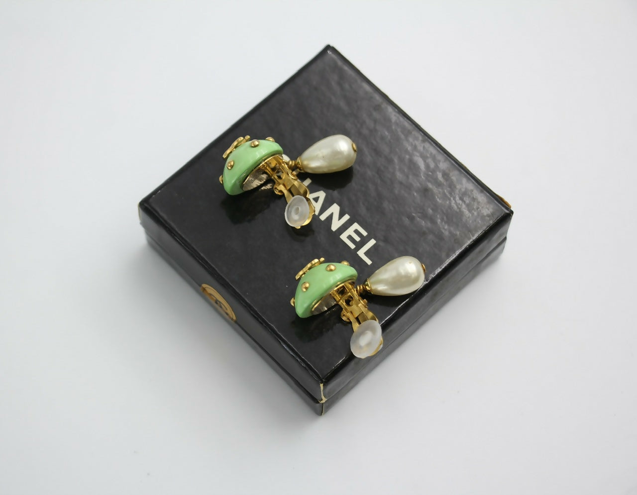 Chanel Vintage 96C Resin Green Dot Imitation Pearl Dangle Clip-on Earrings
