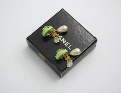Chanel Vintage 96C Resin Green Dot Imitation Pearl Dangle Clip-on Earrings