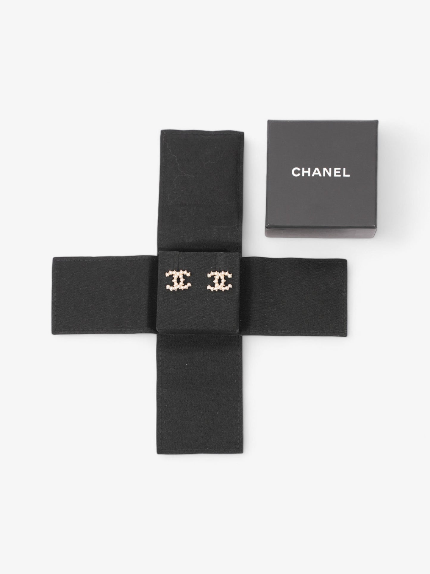 Chanel CC Pearl earrings Cream / Gold Base Metal