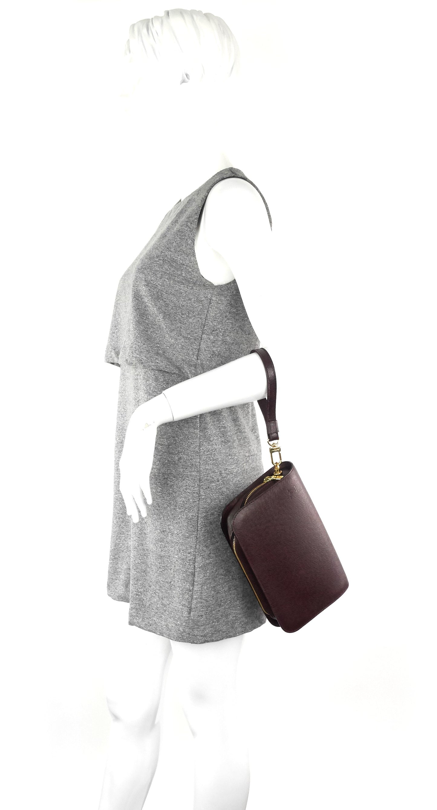Louis Vuitto Pochette Baikal Acajou Taiga Leather Bag