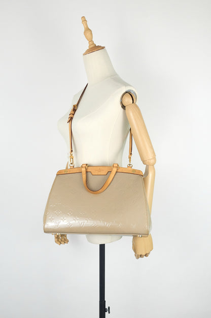 Louis Vuitto Brea MM Beige Poudre Monogram Vernis Leather Bag