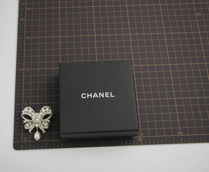 Chanel C20B Imitation Pearl Bow Brooch