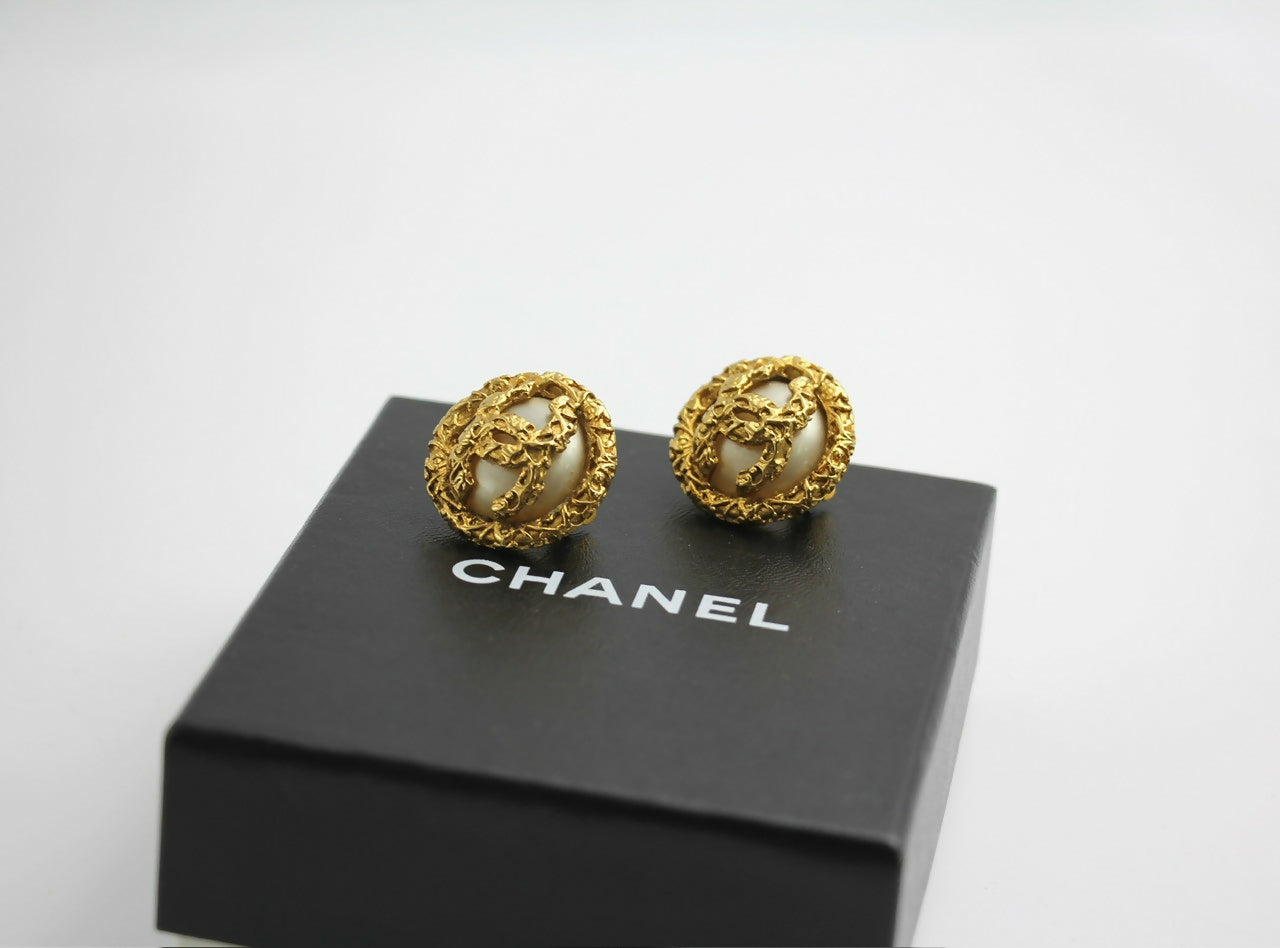 Chanel Vintage 93A White Lava Round Clip-on Earrings