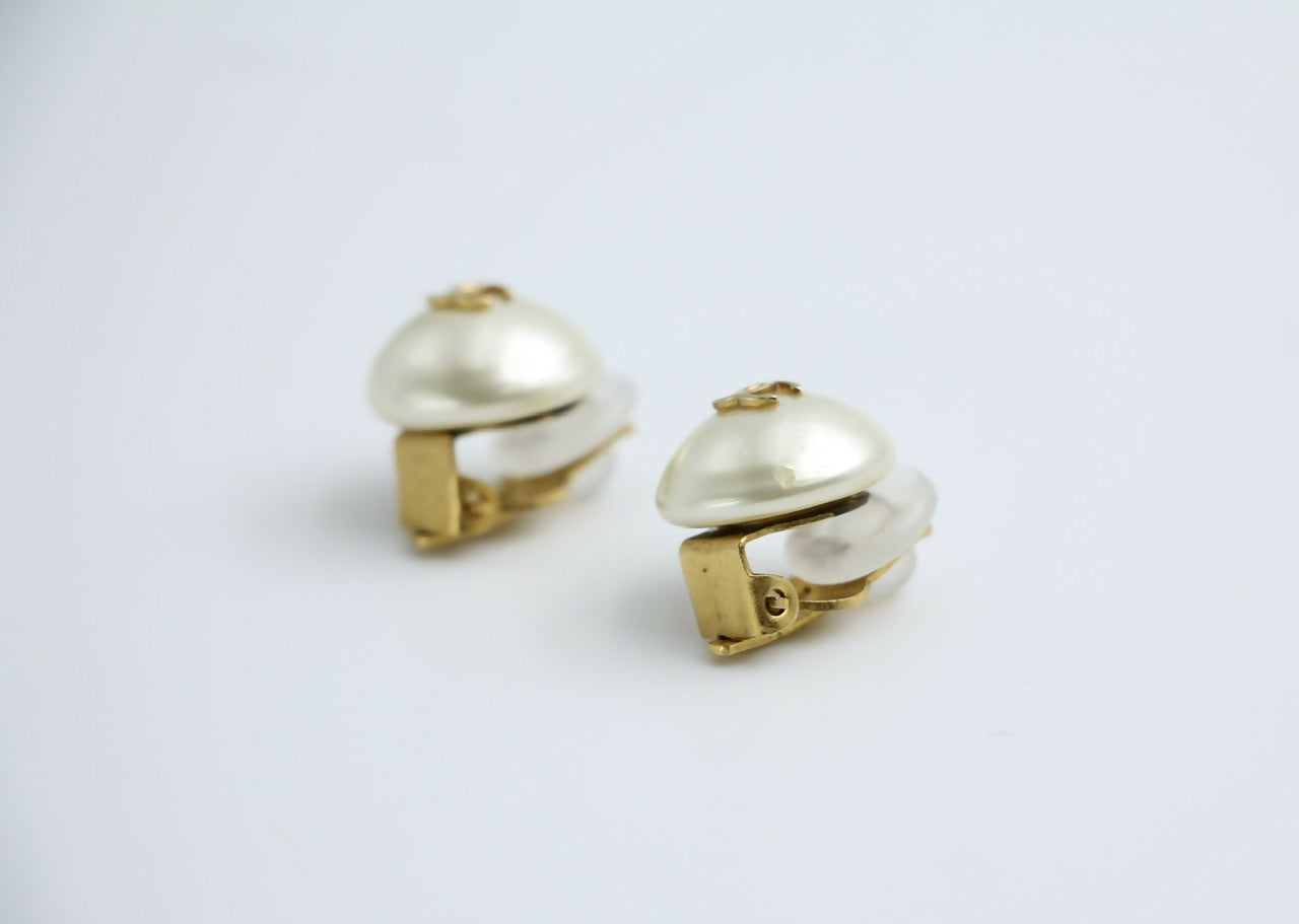 Chanel Vintage 95A Faux Pearl White Round Clip-on Earrings