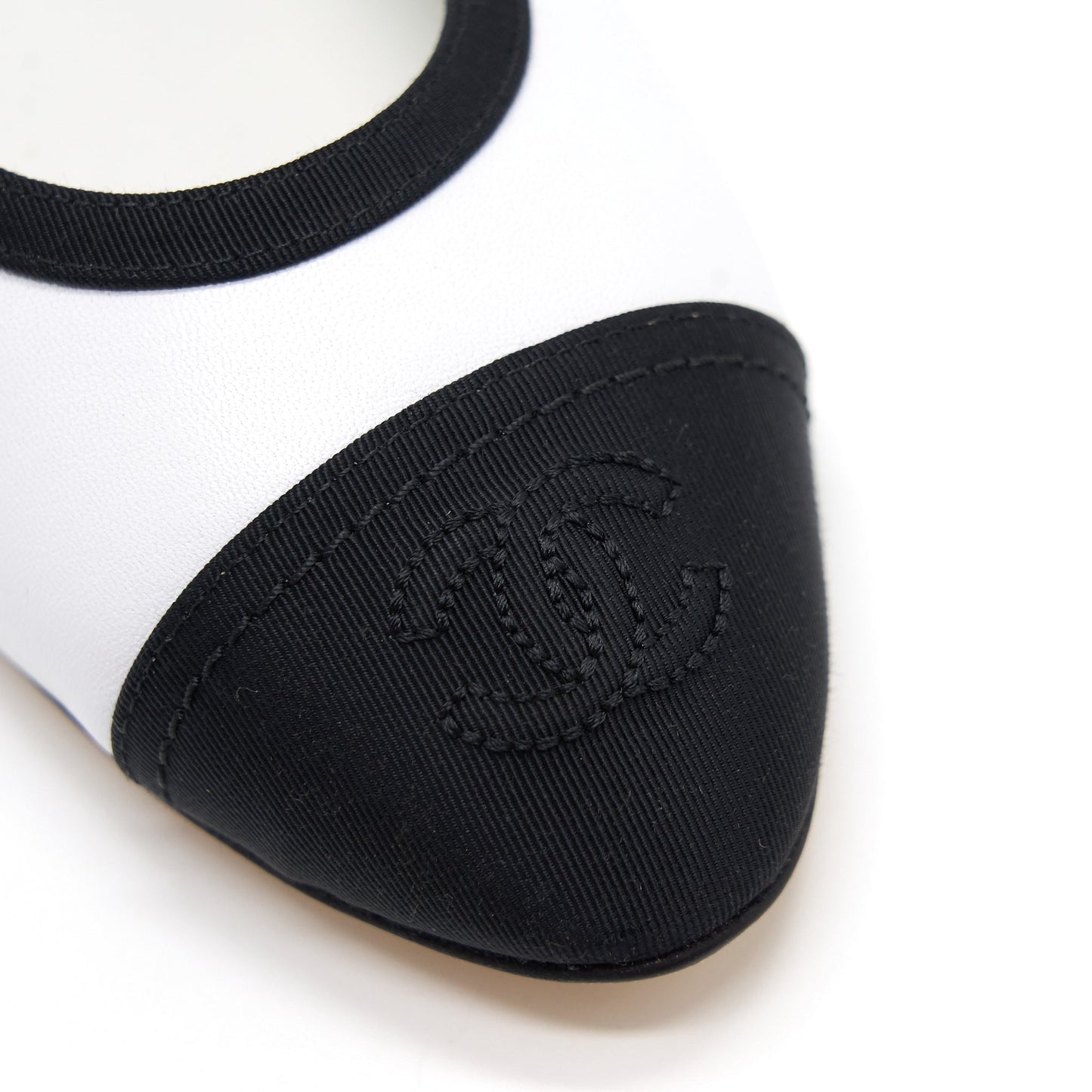 Chanel Flats Black / White Size 36.5