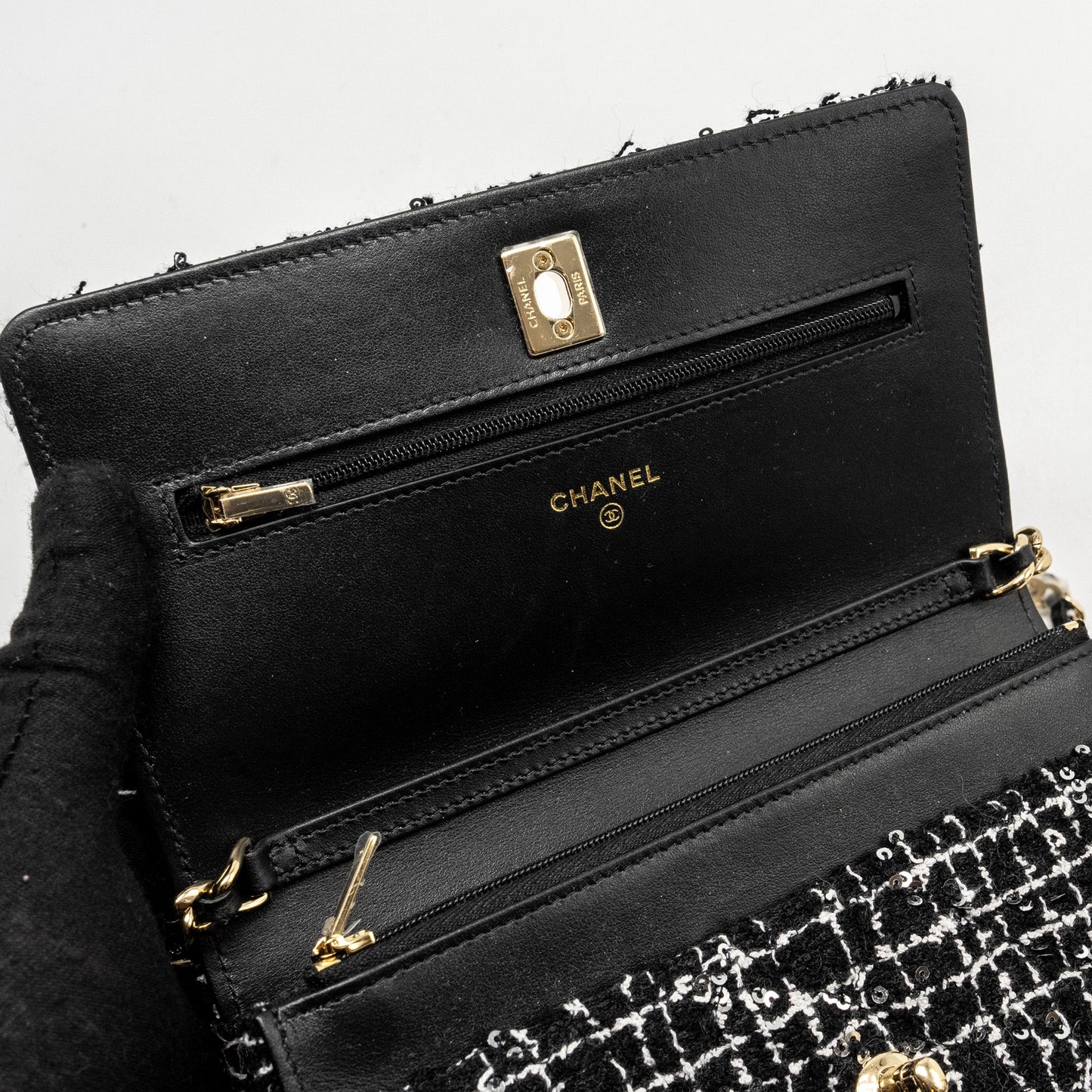 Chanel 24p Detail Chains Wallet On Chain Tweed/Sequins Black/White L (Microchip)