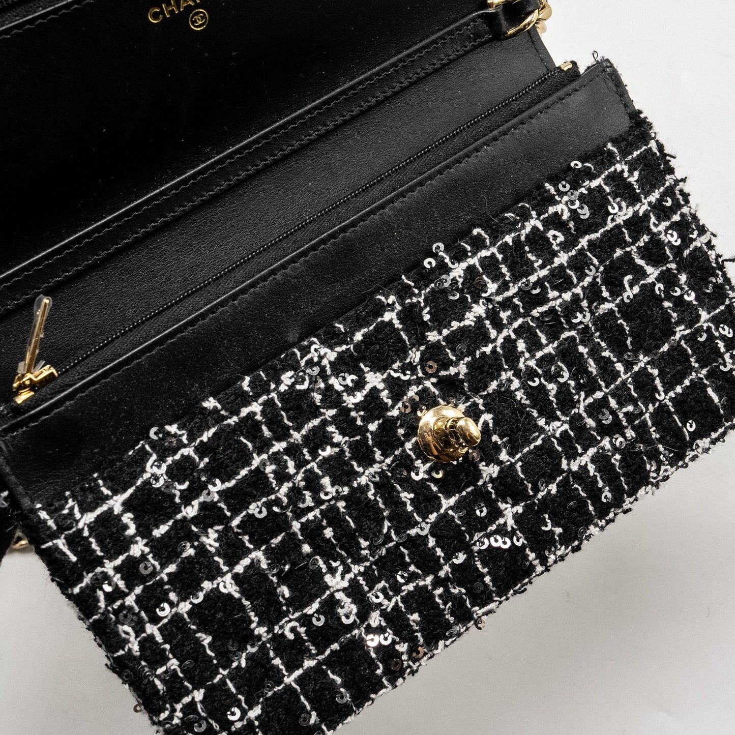 Chanel 24p Detail Chains Wallet On Chain Tweed/Sequins Black/White L (Microchip)