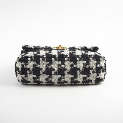Chanel 19 Tweed Medium 2020